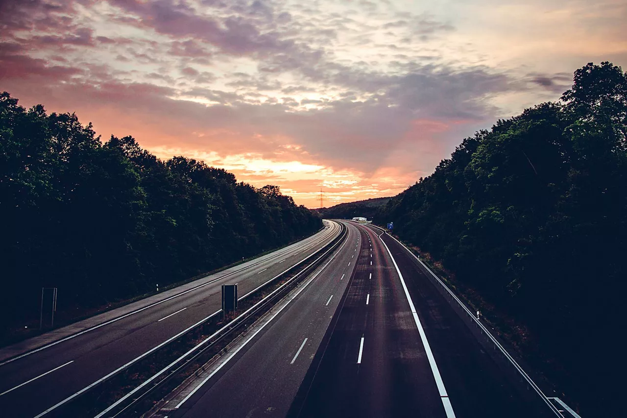 sechs-spurige-leere-autobahn-bei-sonnenaufgang