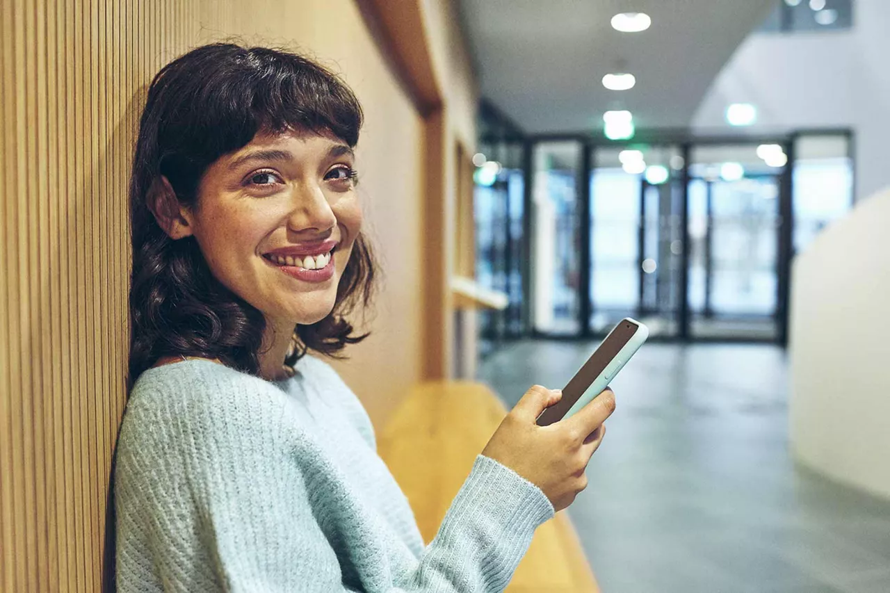 lächelnde-frau-am-smartphone