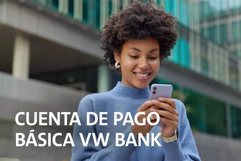 Chica mirando al movil mientras sonrie