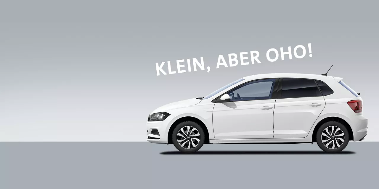 weisser-vw-polo-vor-grauem-hintergrund-mit-schriftzug-klein-aber-oho-dadrüber