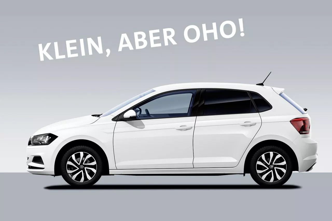 weisser-vw-polo-vor-grauem-hintergrund-mit-schriftzug-klein-aber-oho-dadrüber