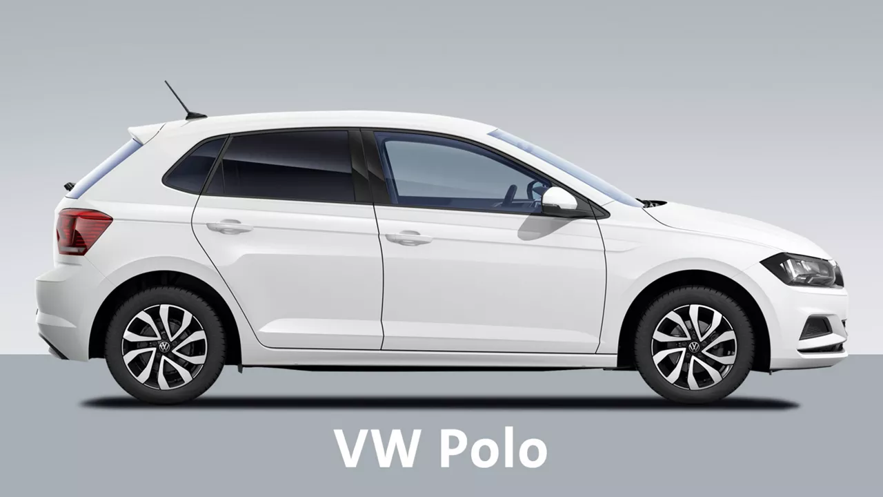 weisser-vw-polo-vor-grauen-hintergrund