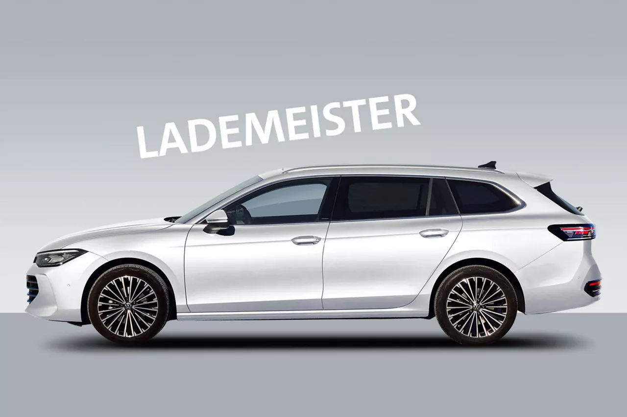 Weißer VW Passat Variant steht seitlich vor grauem Hintergrund mit Schriftzug Lademeister dadrüber