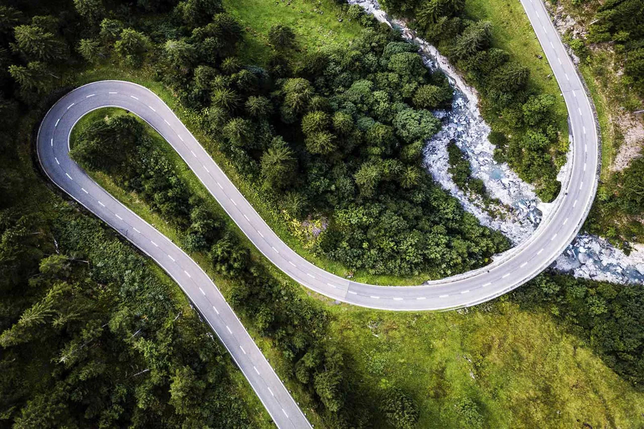 serpentinenartige-strasse-umgeben-von-natur