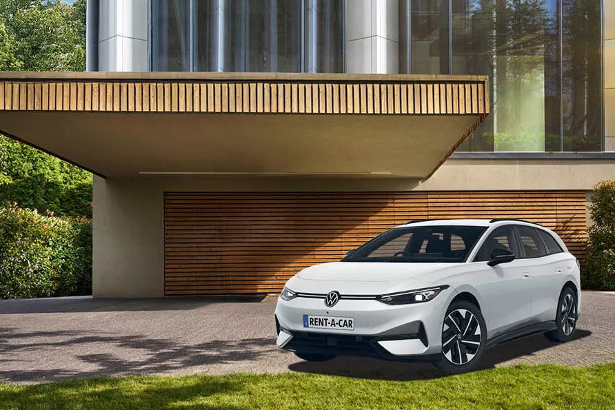 Weißer VW ID.7 steht vor futuristischem Gebäude