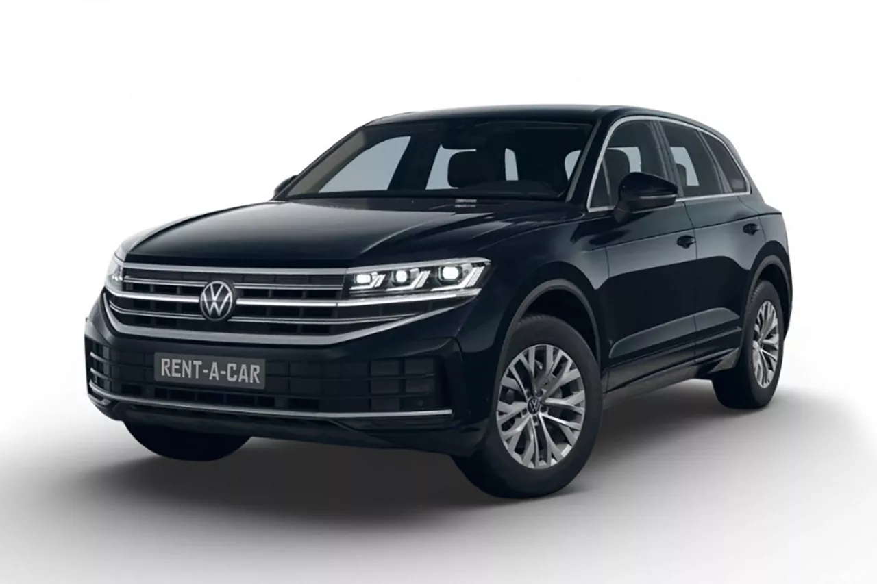 Schwarzer VW Touareg steht schräg seitlich auf einem Platz vor einem Bürogebäude mit Skyline im Hintergrund 