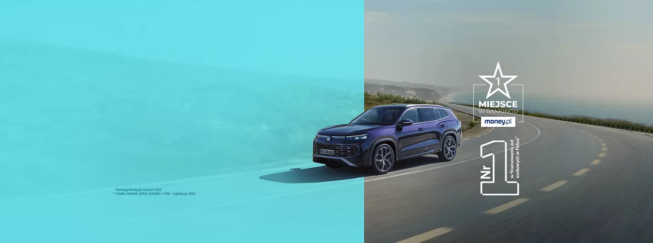 Volkswagen Tayron w kolorze ciemnoniebieskim jadący krętą drogą wzdłuż wybrzeża. Po prawej stronie grafiki emblemat z białą gwiazdą i napisem „1 MIEJSCE W RANKINGU money.pl” oraz oznaczeniem „Nr 1 w finansowaniu aut osobowych w Polsce”.