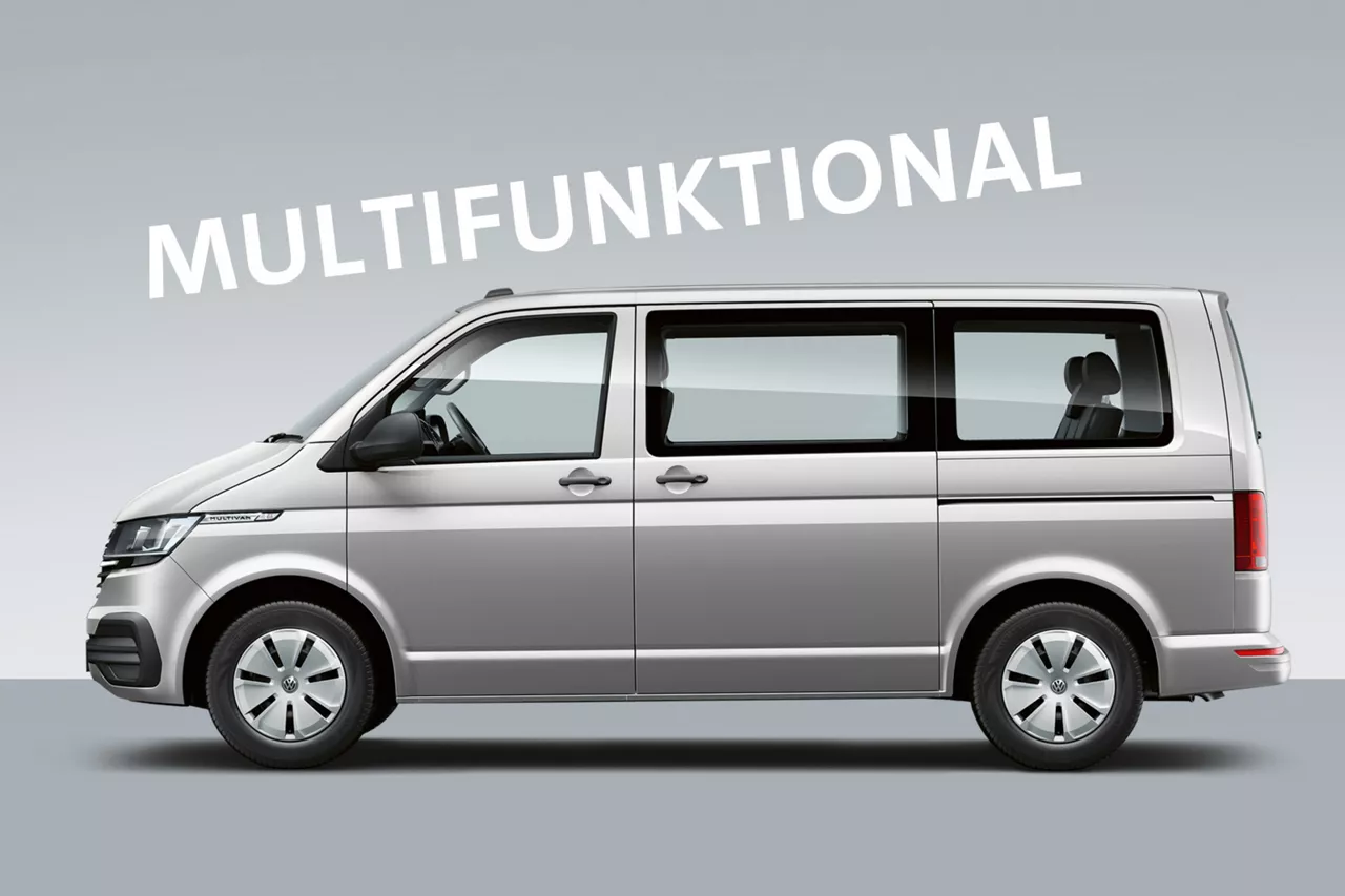 vw-multivan-steht-vor-grauem-hintergrund-mit-schriftzug-multifunktional