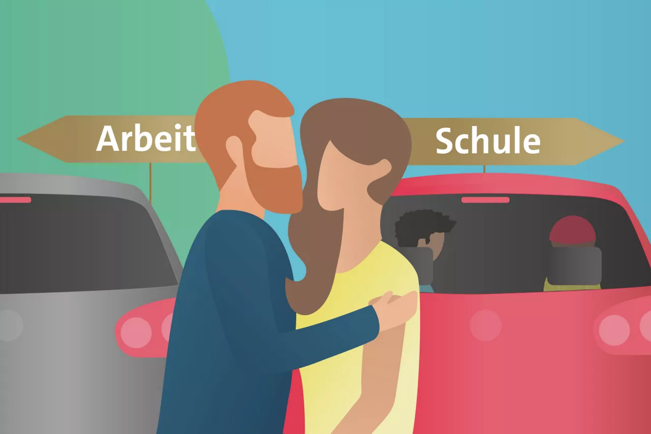 Ein Mann und eine Frau stehen vor zwei Autos.