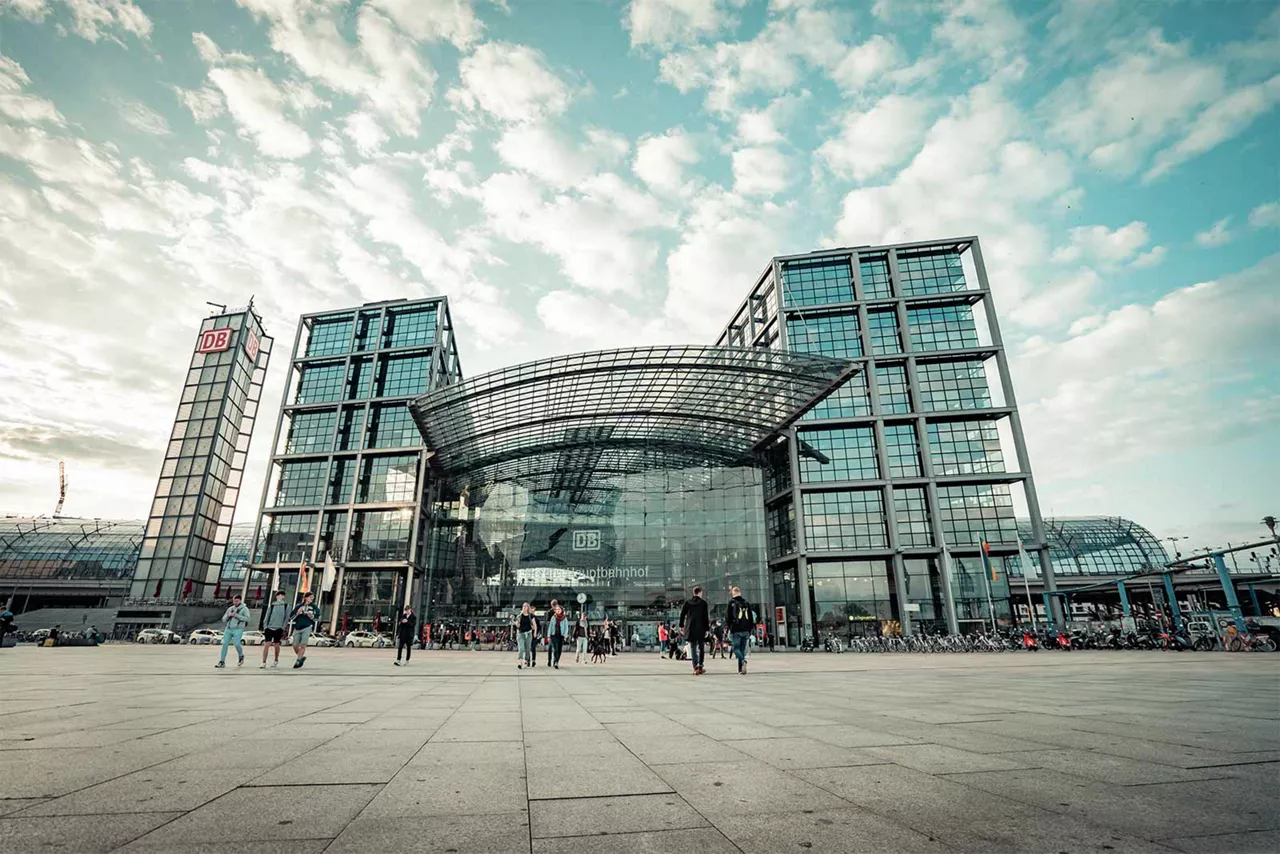 menschen-vor-dem-gläsernden-hauptbahnhof-berlin