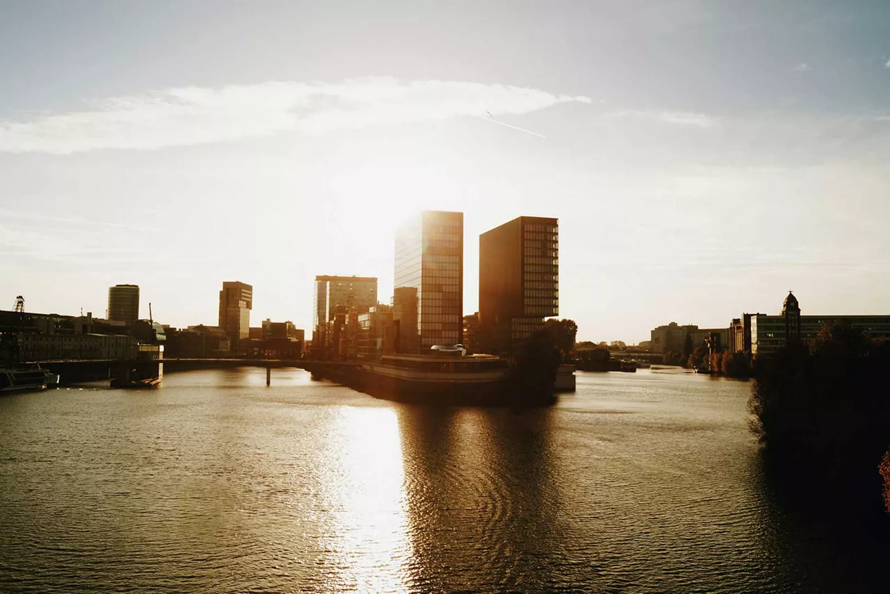 gebaeude-bei-sonnenuntergang-am-wasser