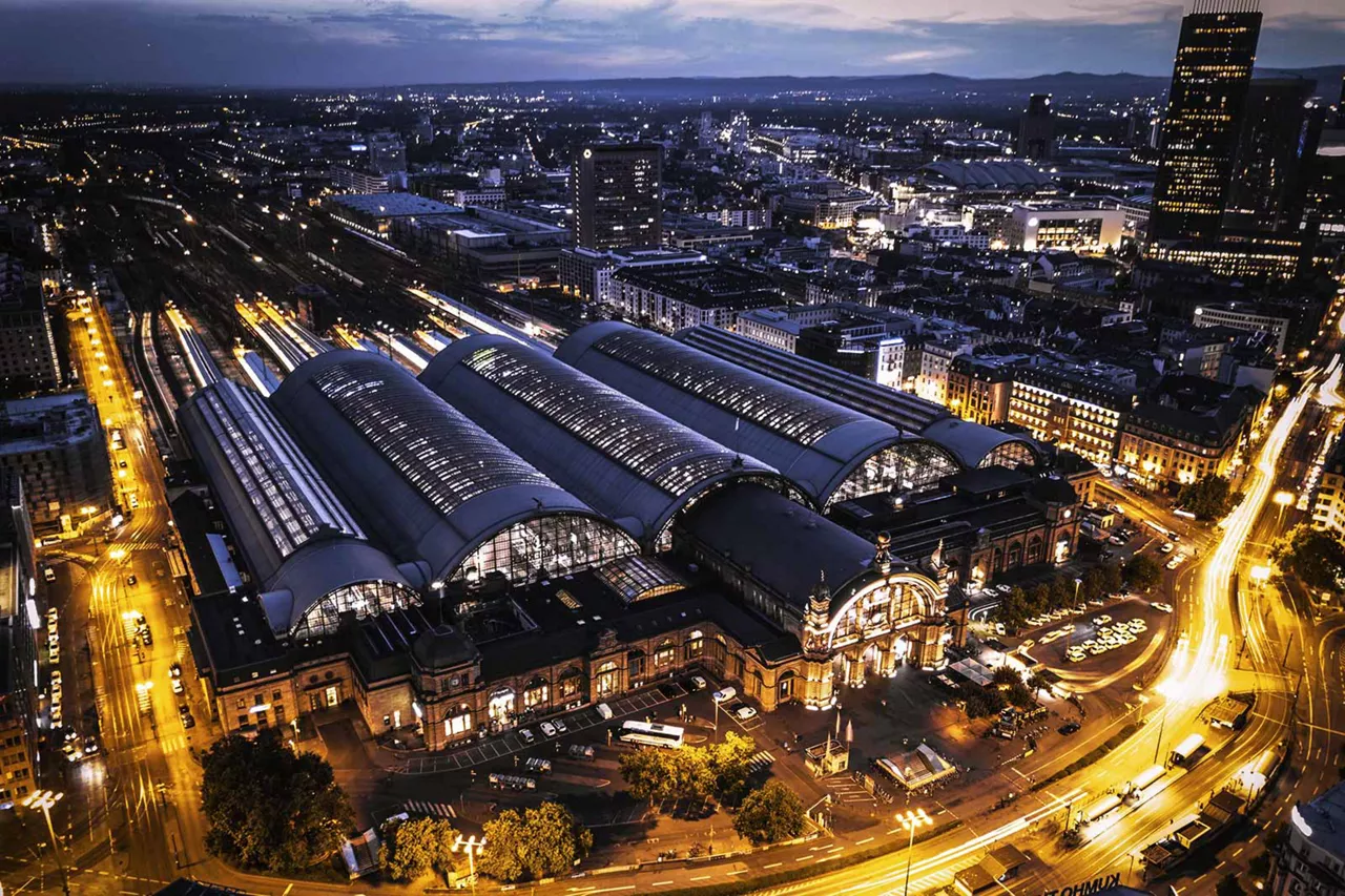 hauptbahnhof-frankfurt-von-außen-bei nacht