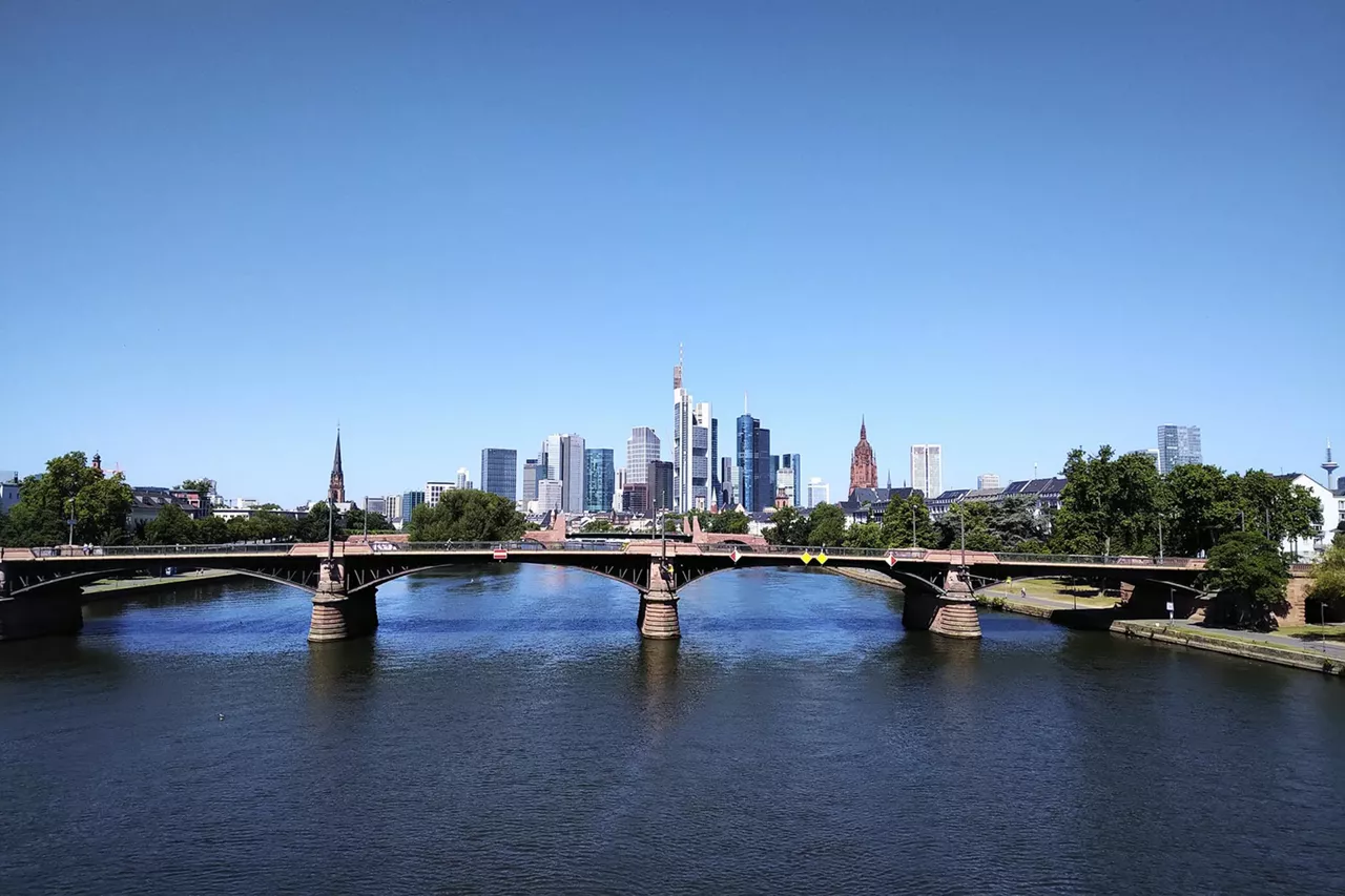 sicht-vom-rhein-auf-die-frankfurter-skyline