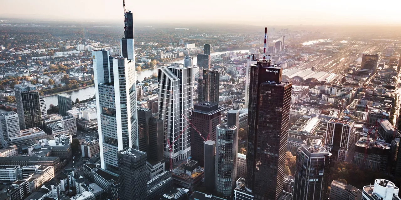 wolkenkratzer-in-frankfurt-mit-sicht-über-die-stadt