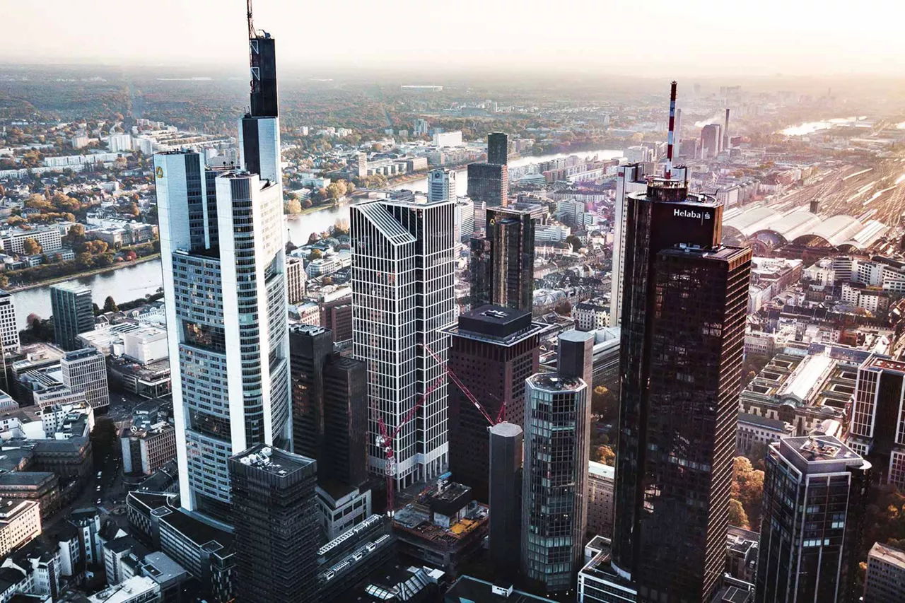 wolkenkratzer-in-frankfurt-mit-sicht-über-die-stadt