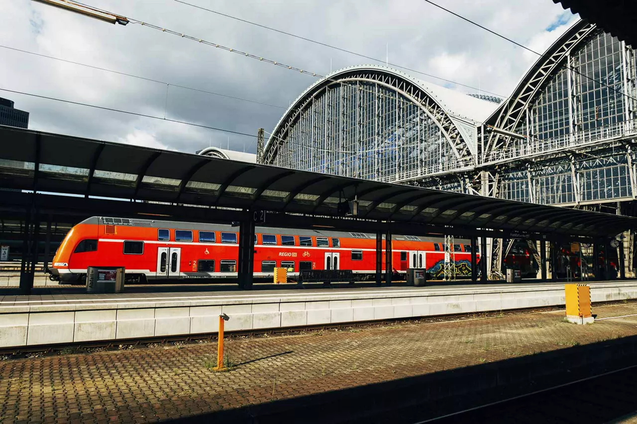 rote-regionalbahn-steht-an-gleis-auf-einem-bahnhof