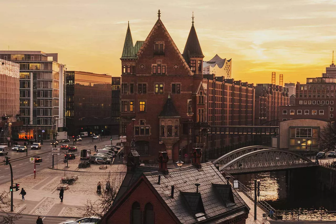 speicherstadt-in-hamburg-bei-dämmerung