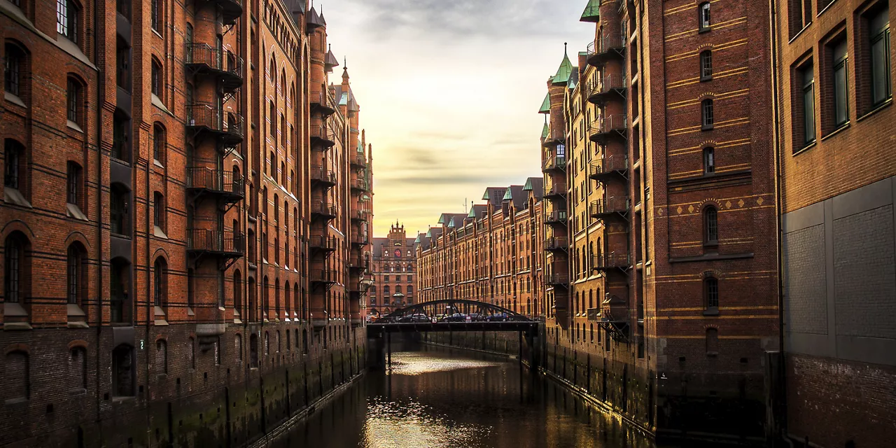 kanal-fließt-durch-die-speicherstadt-in-hamburg