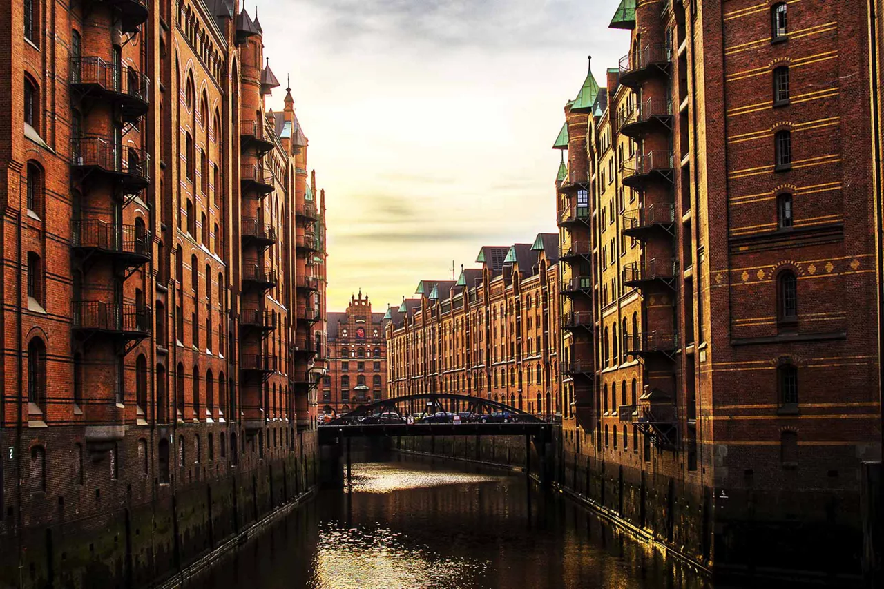 kanal-fließt-durch-die-speicherstadt-in-hamburg