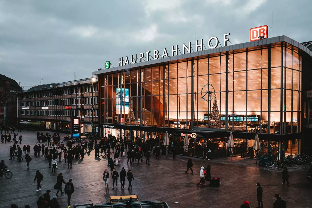 menschen-am-hauptbahhof-köln