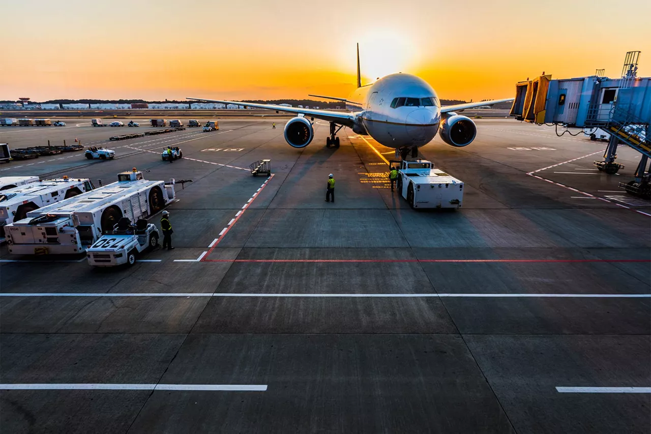 flugzeug-am-flughafen-bei-sonnenuntergang