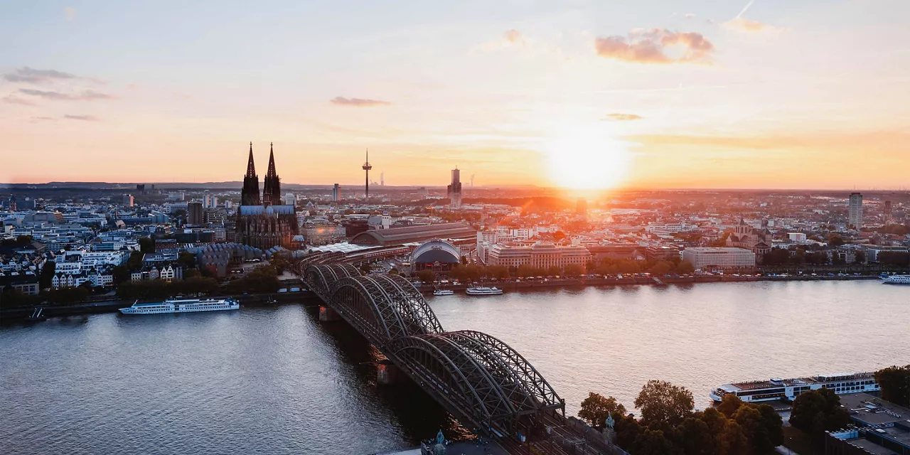 aussicht-auf-köln-und-den-kölner-dom-bei-sonnenuntergang