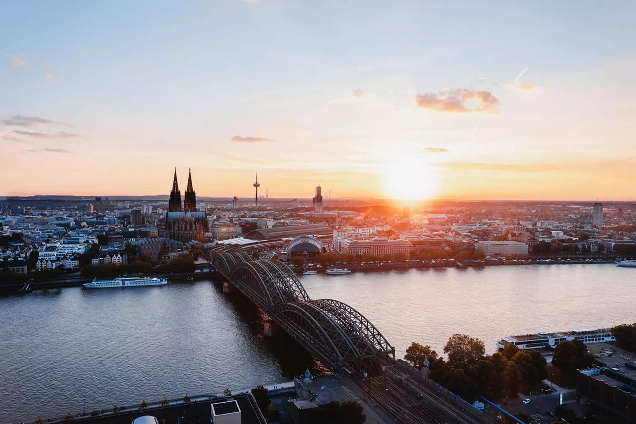 aussicht-auf-köln-und-den-kölner-dom-bei-sonnenuntergang