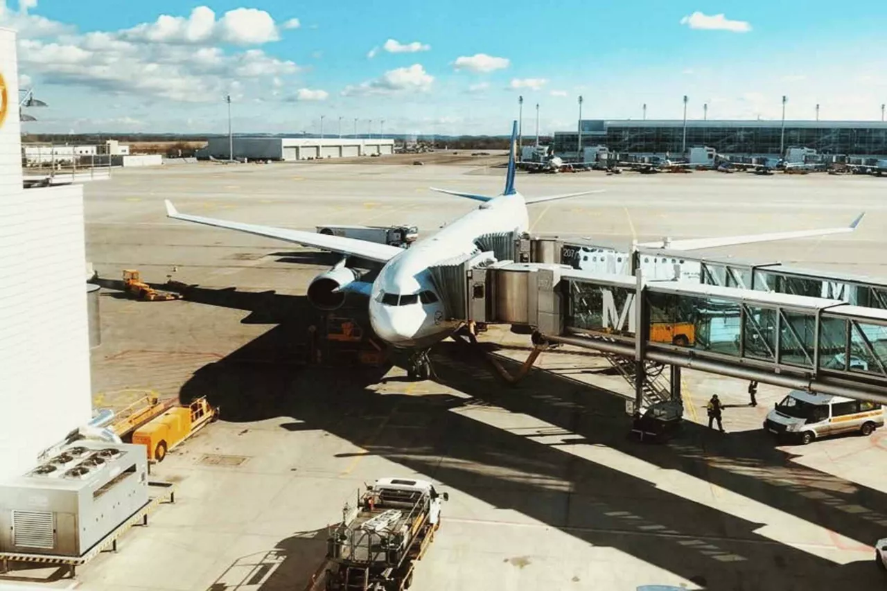 flugzeug-steht-am-münchner-flughafen