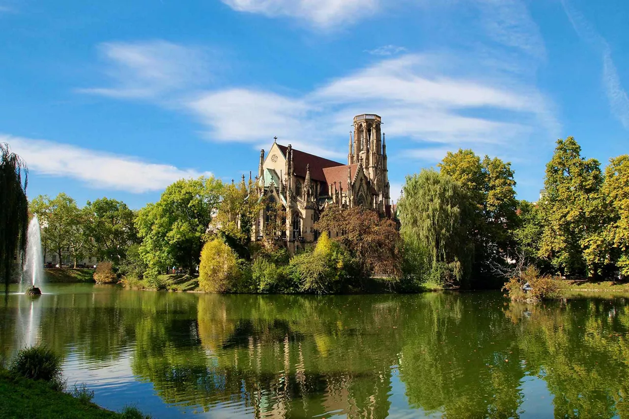 historisches-gebäude-im-günen-am-fluss