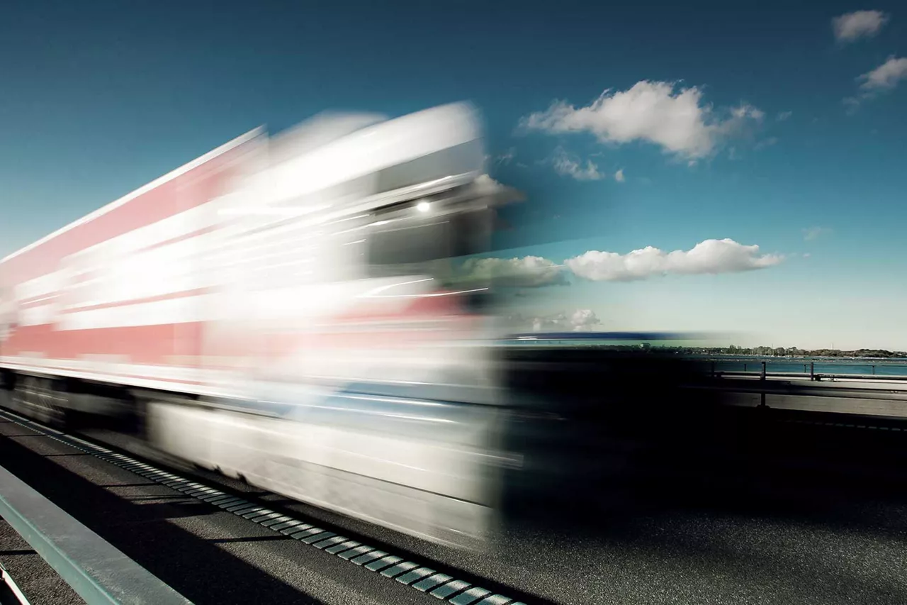 vorbeifahrender-lkw-auf-autobahn