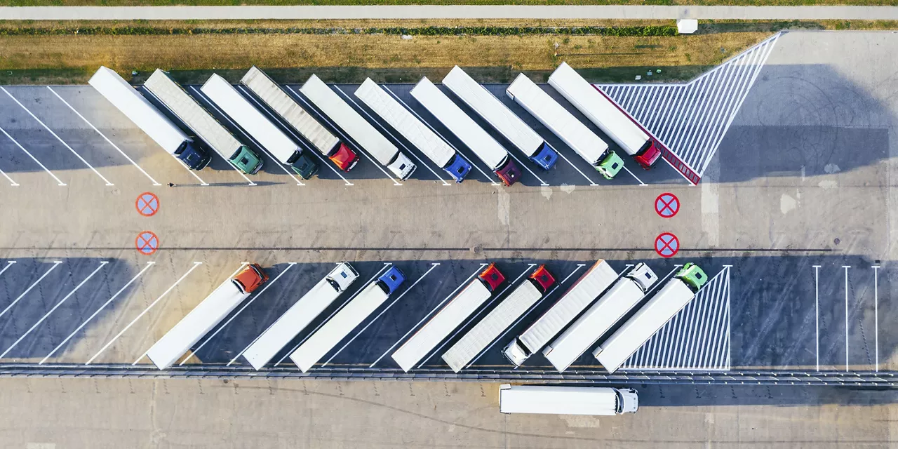 auf-parkplatz-parkende-lkw-aus-vogelperspektive