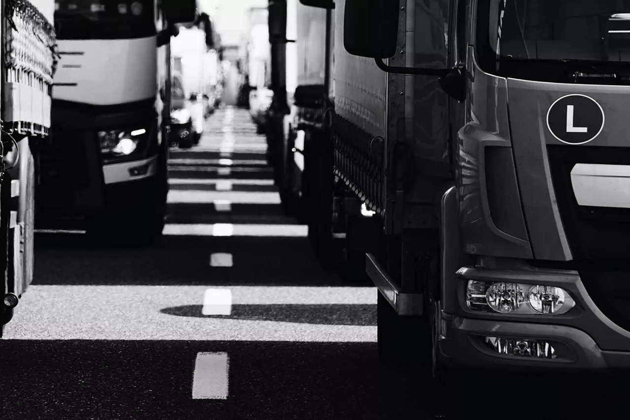 reihen-von-lkw-stehen-im-stau-auf-autobahn