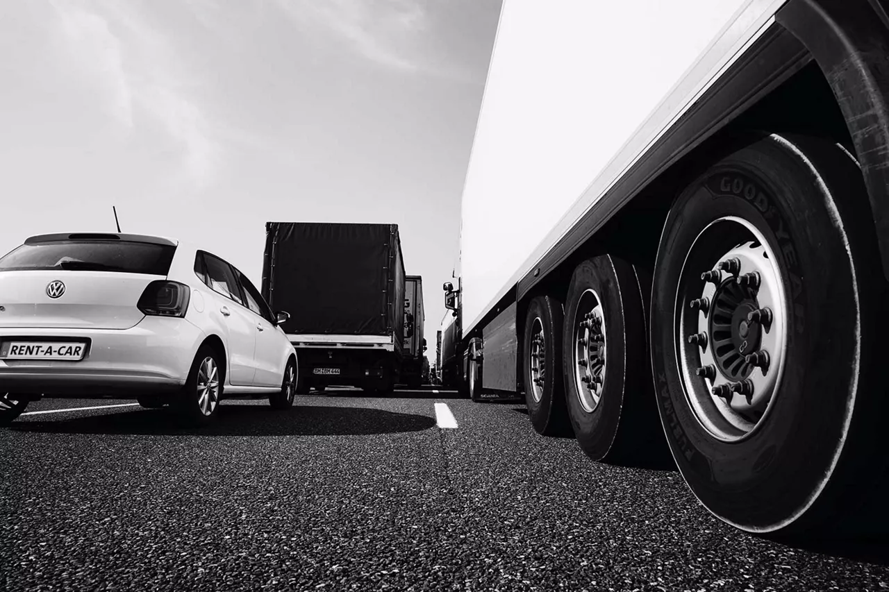 fahrzeuge-stehen-im-stau-auf-einer-mehrspurigen-autobahn