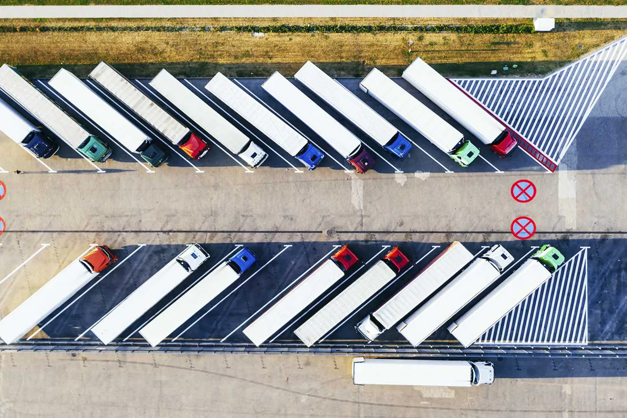 auf-parkplatz-parkende-lkw-aus-vogelperspektive