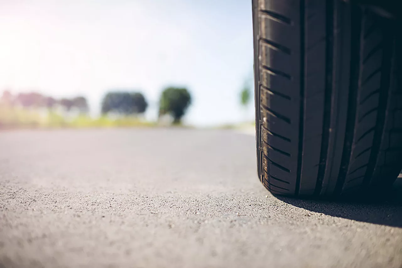 schwarzer-autoreifen-steht-auf-asphalt