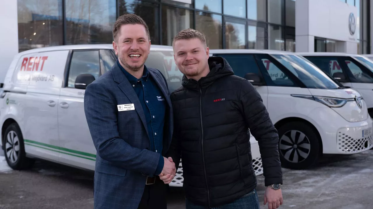 Far och son skakar hand framför en Rentav-profilerad Volkswagen ID. Buzz Cargo.