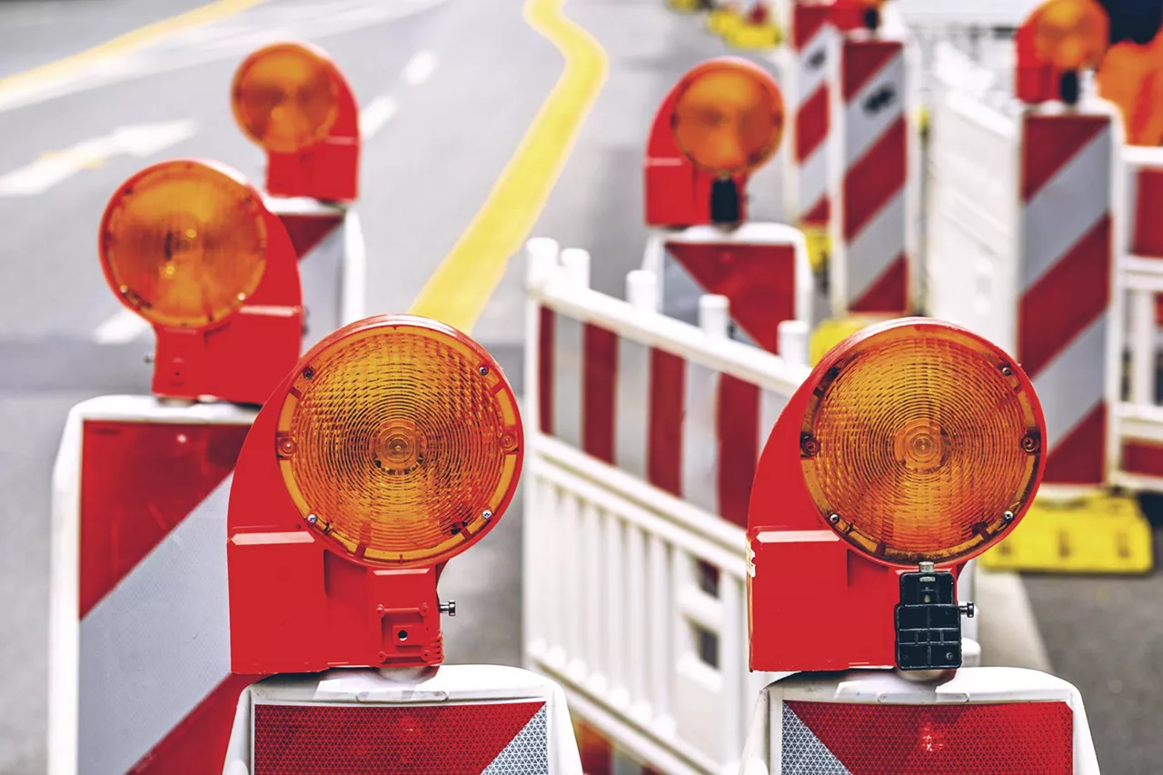 baken-in-einer-baustelle-auf-der-autobahn