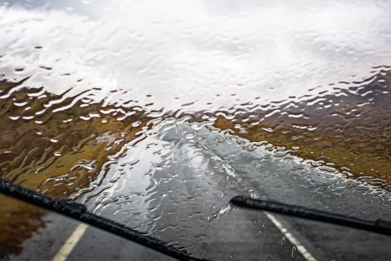 scheibenwischer-wischen-regen-von-windschutzscheibe