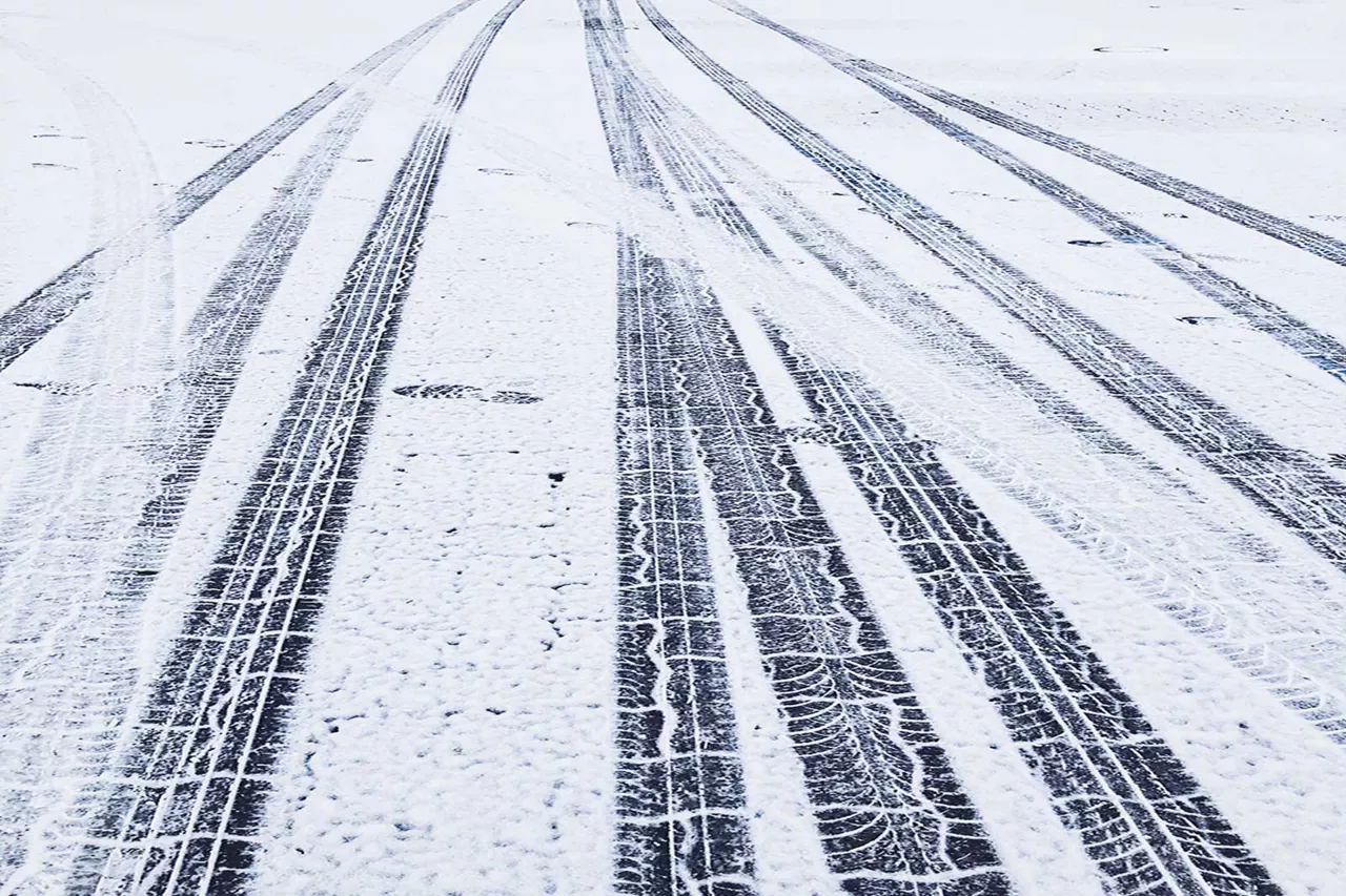 reifenspuren-im-schnee