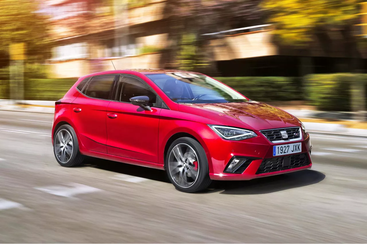 roter-seat-ibiza-fährt-auf-asphaltierter-strasse