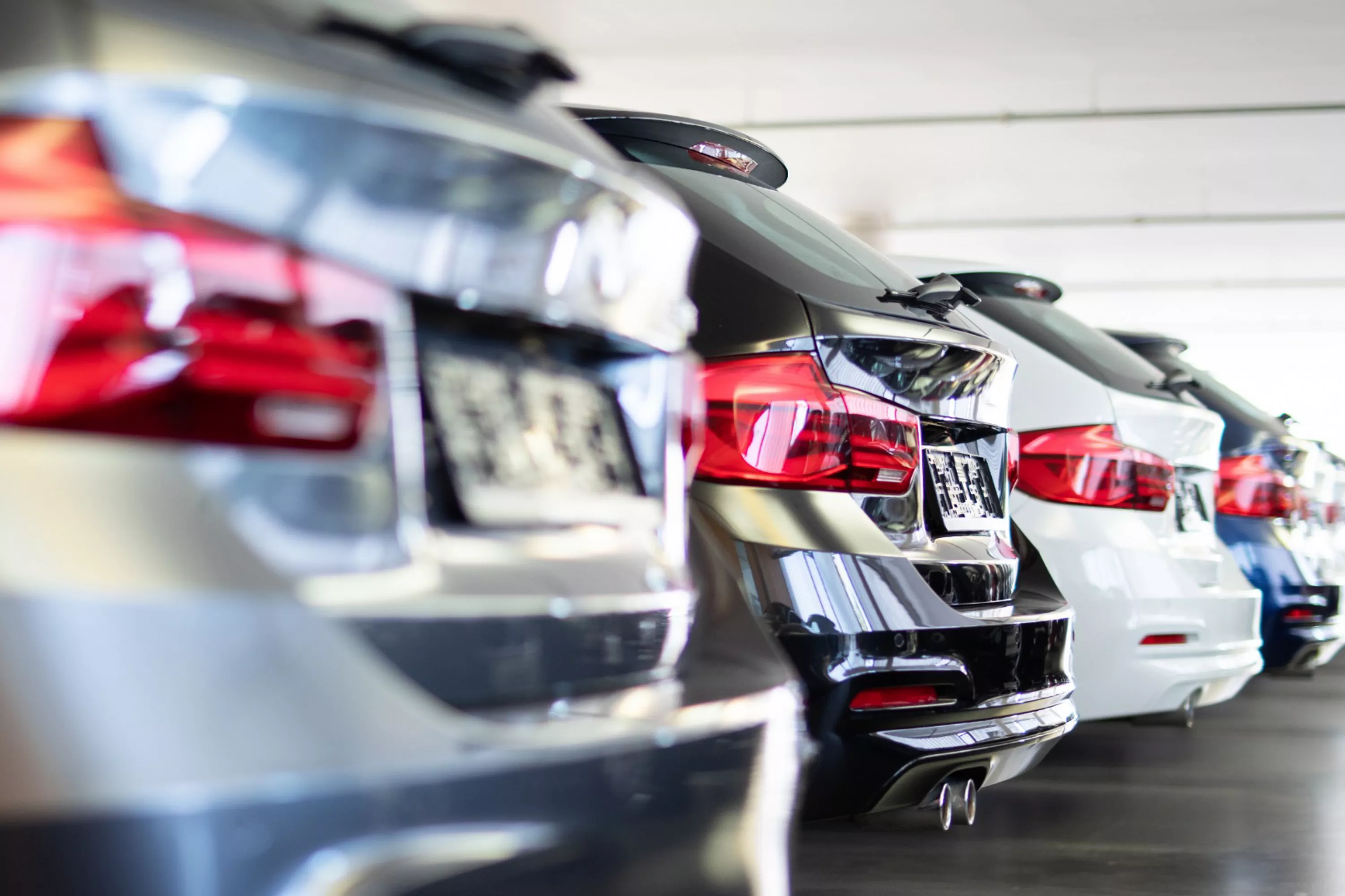 Mehrere Autos parken in einer Reihe.