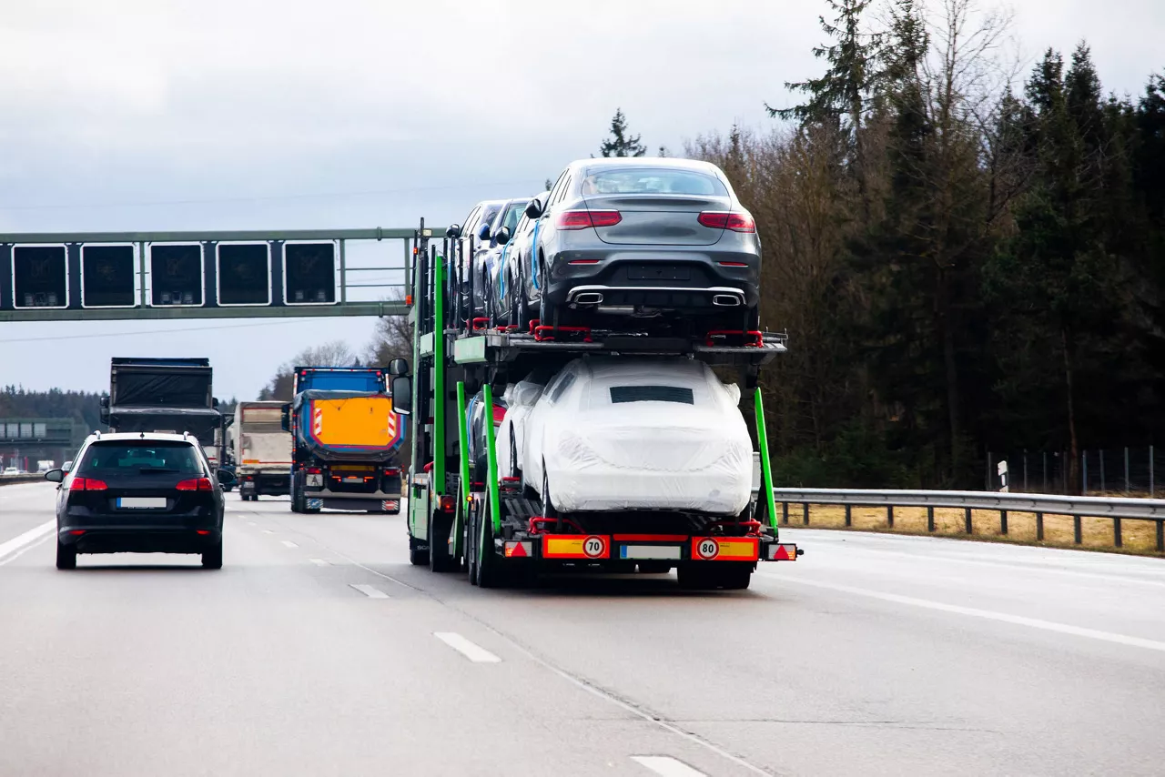 Autotransporter auf der Autobahn