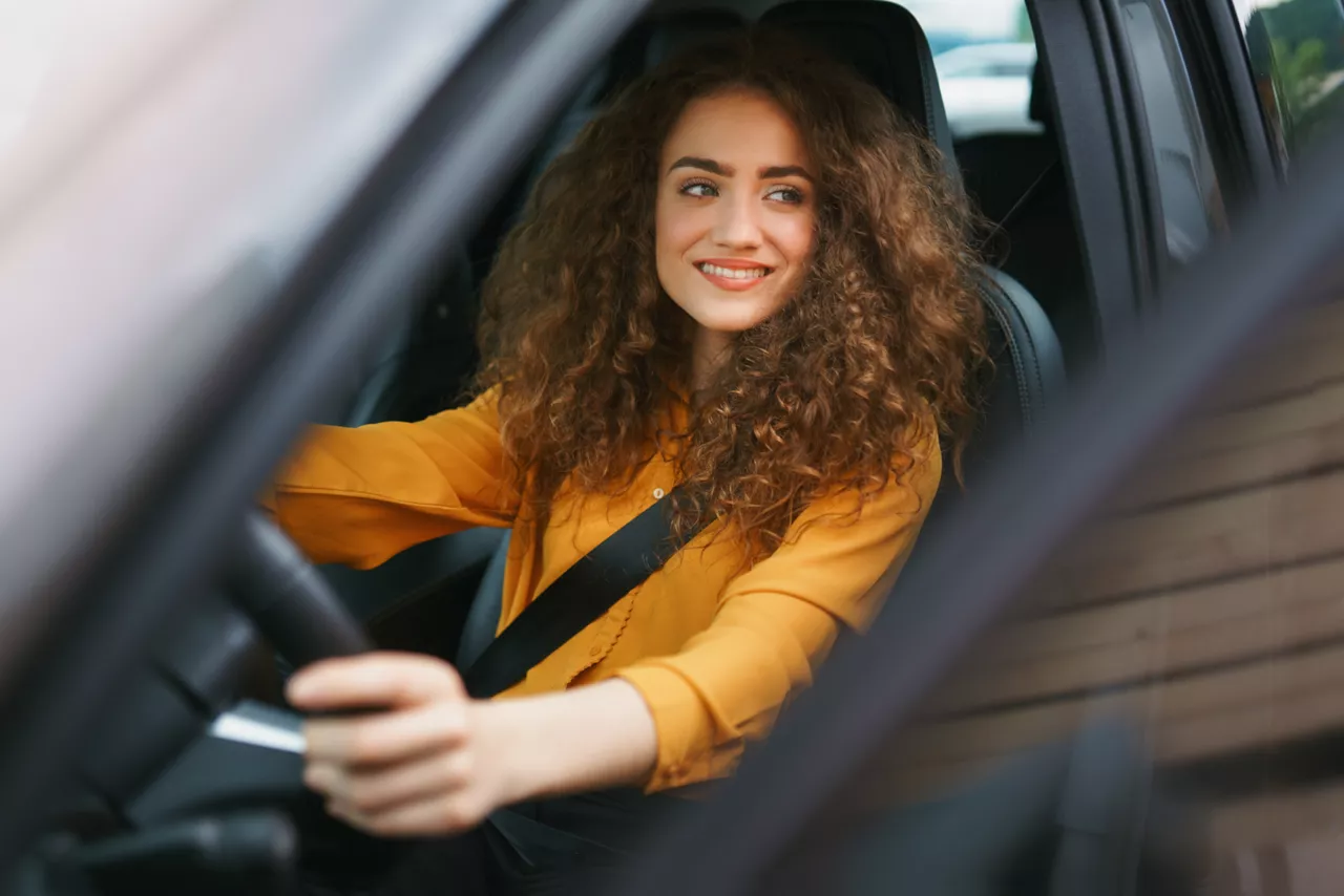 Frau sitzt in einem Auto