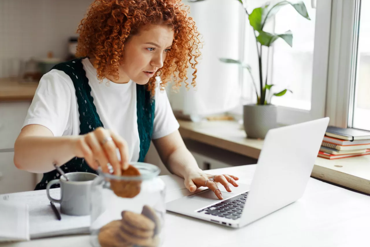 Frau arbeitet am Laptop