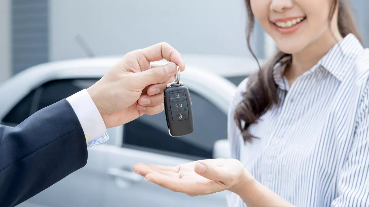 Frau erhält Autoschlüssel