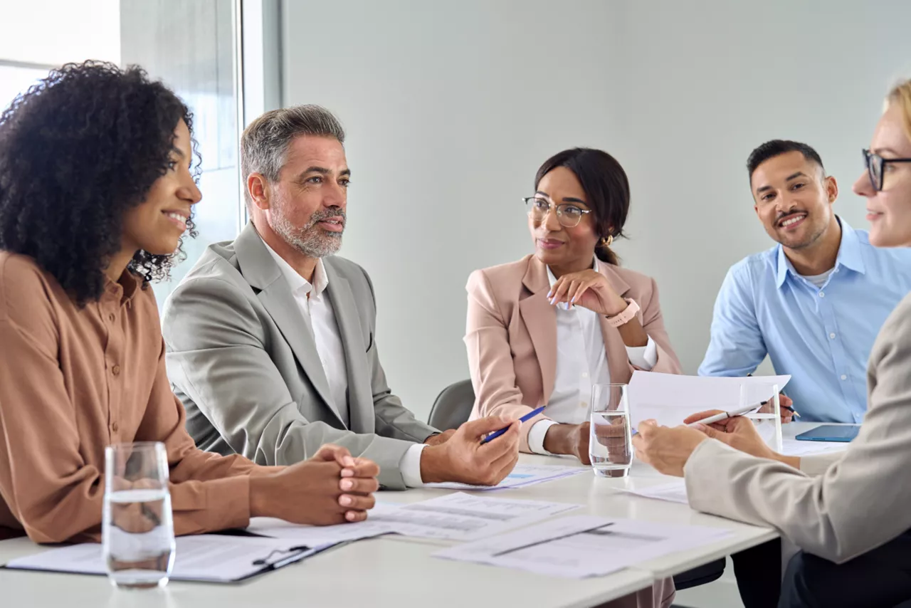 Team arbeitet gemeinsam am Tisch