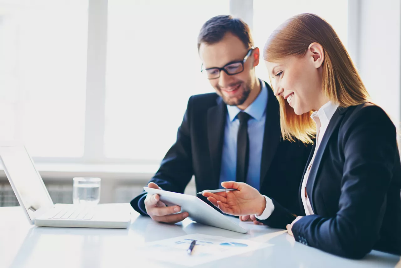 Mann und Frau bei einem Arbeitsmeeting