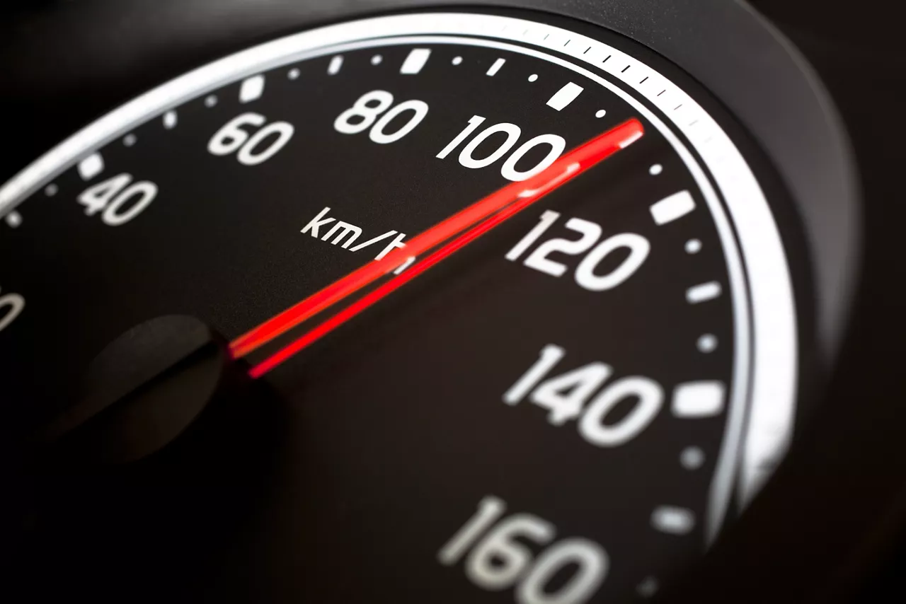 Tacho, das 110 km/h anzeigt.