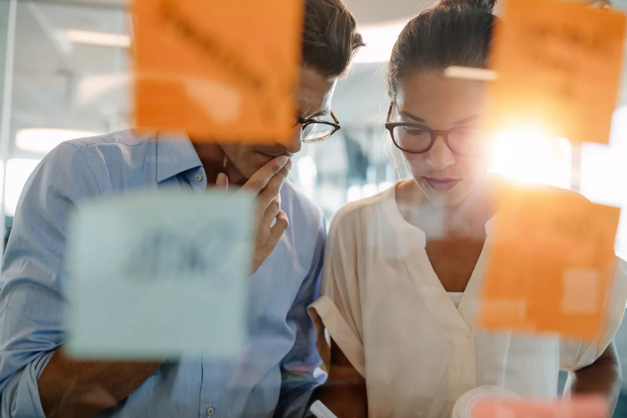 Zwei Kollegen nutzen die Kanban-Methode.