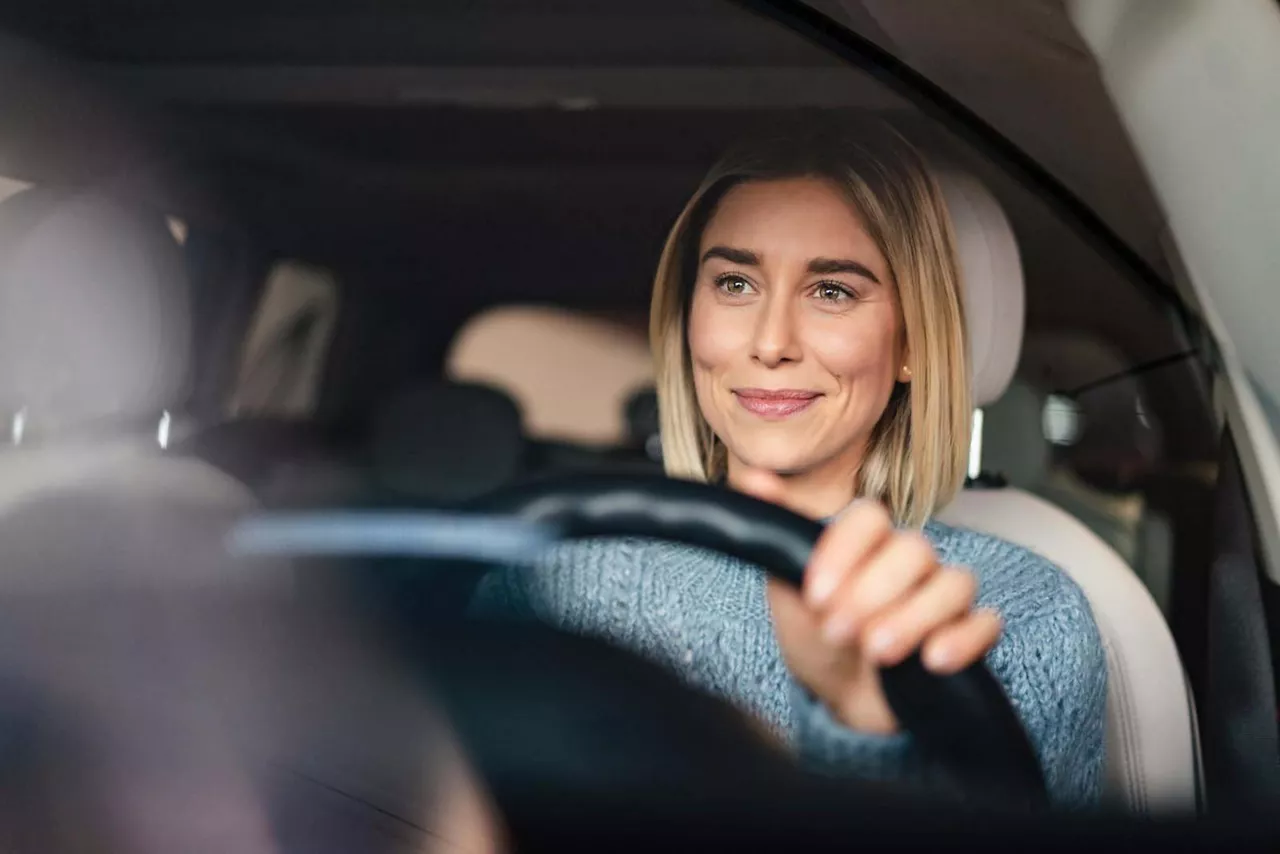 Familie vor einem blauen Auto